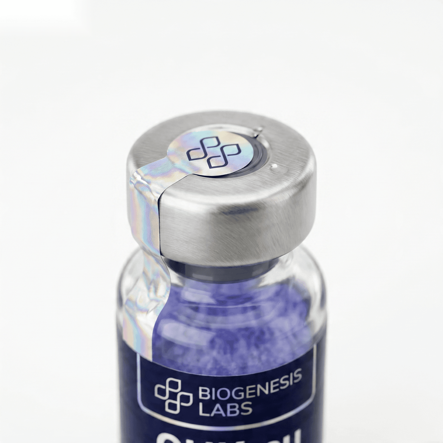 Primer plano del sello holográfico de autenticidad del vial de GHK-Cu 100MG Biogenesis Labs — garantía de integridad del lote y control de calidad farmacéutico